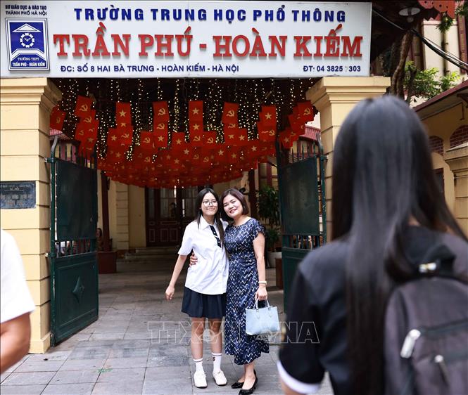 Phụ huynh cùng học sinh khối 10 lưu lại khoảnh khắc vui tươi trong ngày đầu đến với ngôi Trường THPT Trần Phú - Hoàn Kiếm. Ảnh: Thanh Tùng - TTXVN